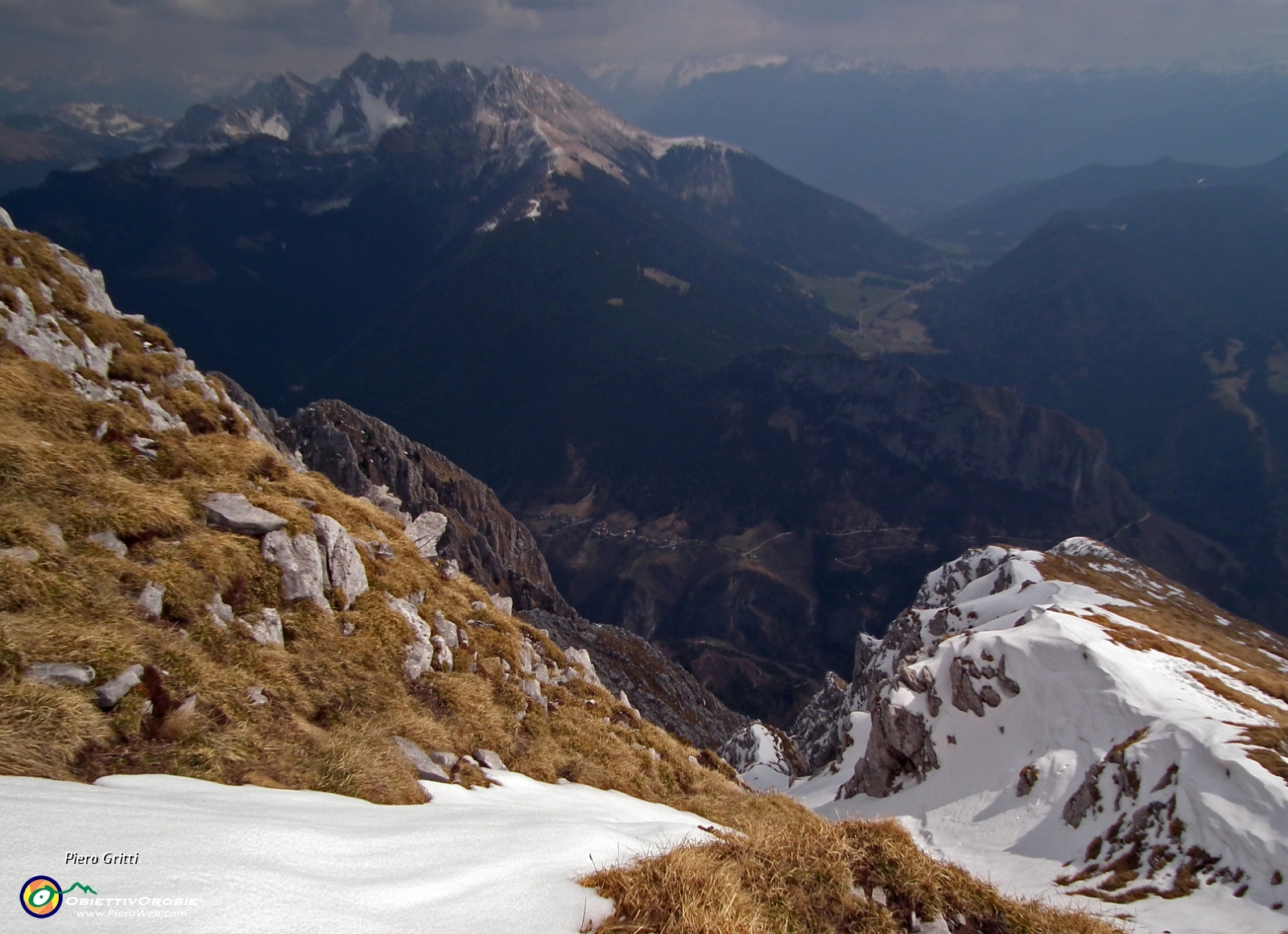 52 il Pizzo Camino ci accompagna... .JPG